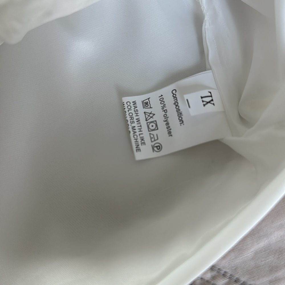 White lined vest, new without tags. Size XL - Picture 7 of 8